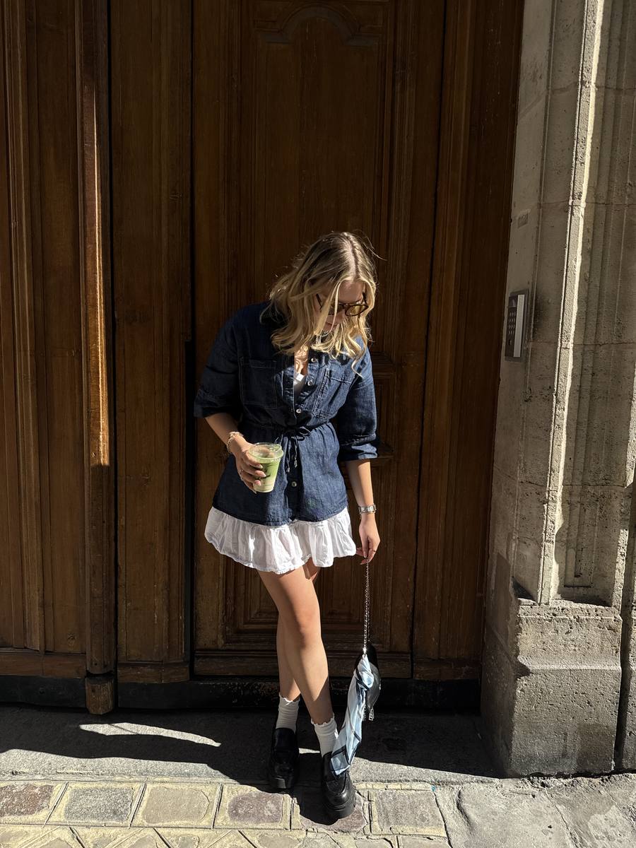 Outfit vor einer Holztür in Paris